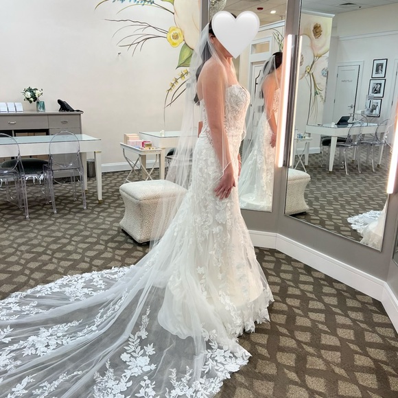 ALLURE A1212 Wedding dress NWT never been altered includes veil - Picture 4 of 14